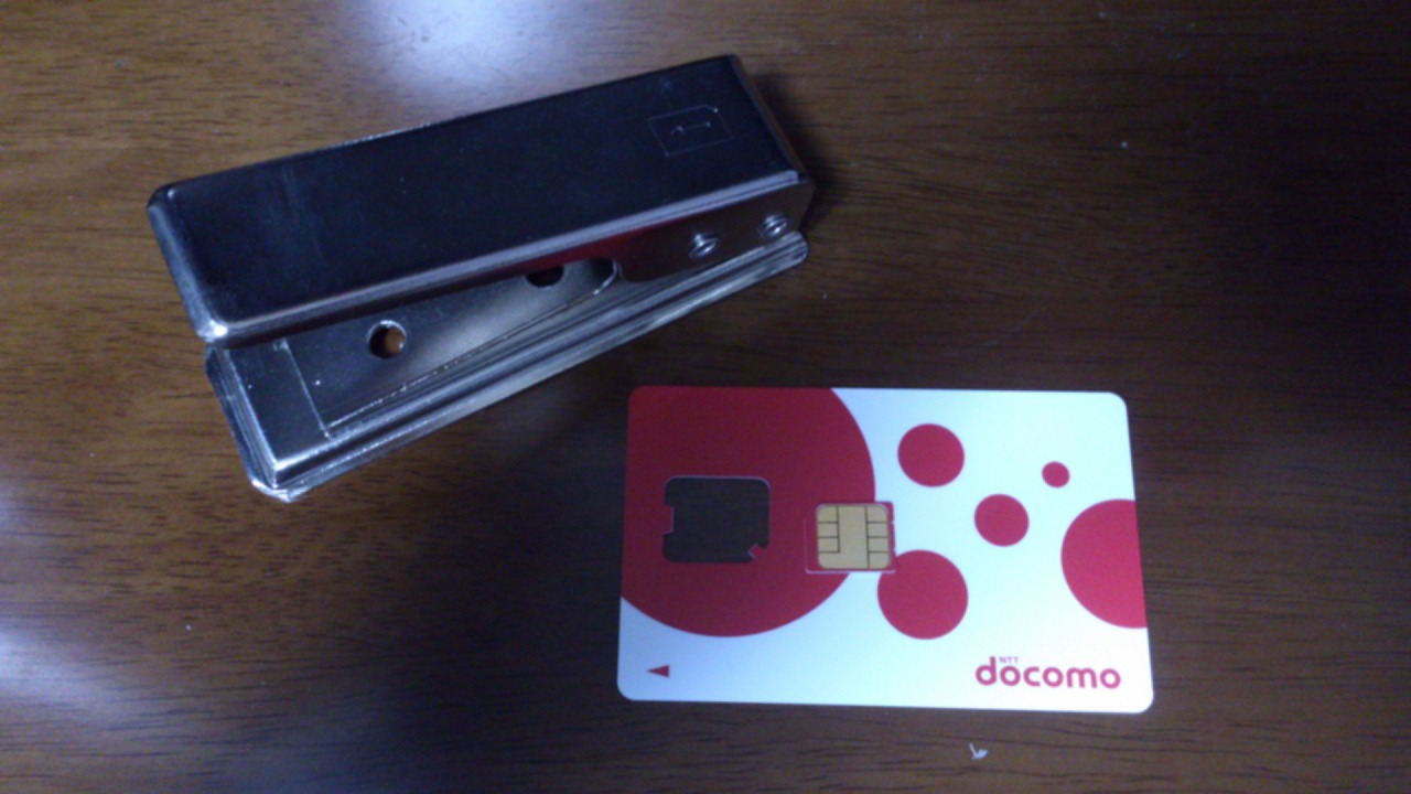 nanoSIMカッターとドコモSIMカード