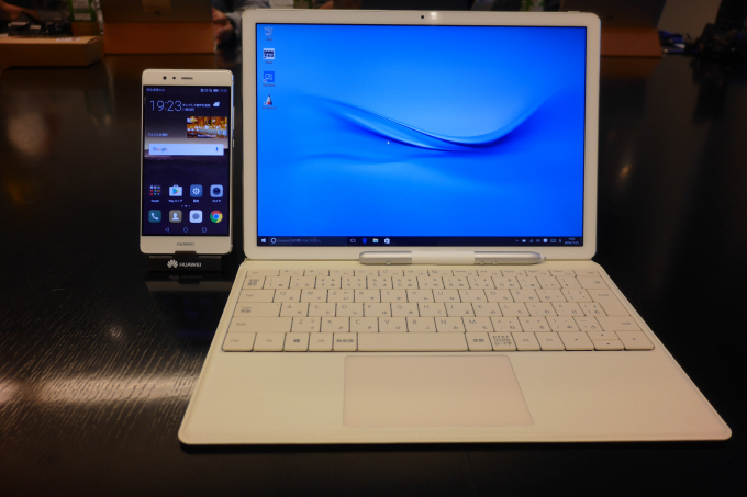 フラグシップスマホ「P9」(左)とタブレットPC「MateBook」(右)
