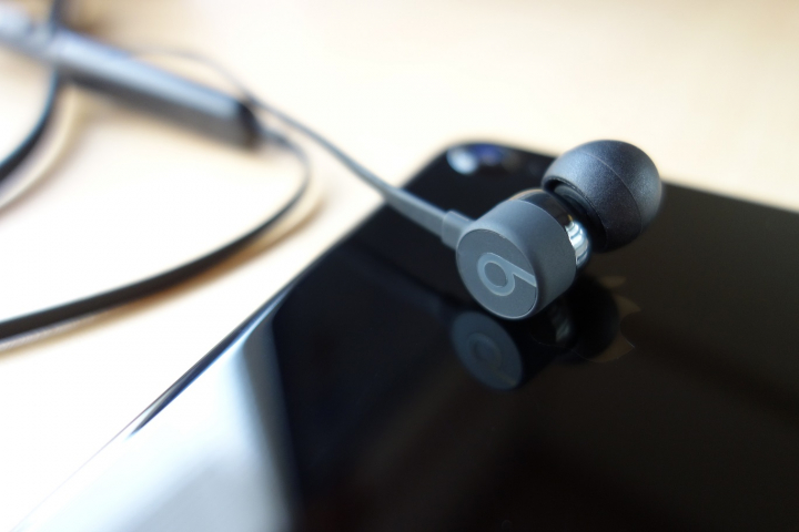 Apple傘下であるオーディオブランドBeats by Dr. Dreが、2016年9月に今秋発売予定として発表したものの、遅れに遅れて2017年2月に発売したBluetoothワイヤレス